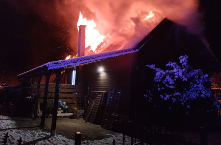 Pożar w Starych Biskupicach. Ogień strawił drewniany budynek jednorodzinny