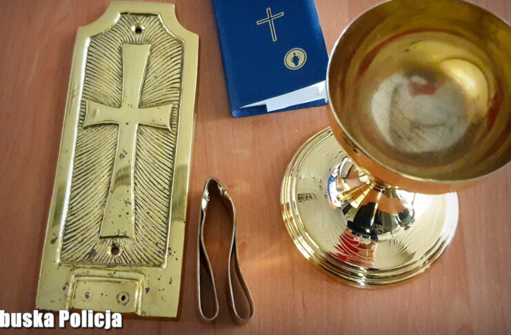 Poszedł się pomodlić a potem okradł szpitalną kaplicę Przedmioty liturgiczne