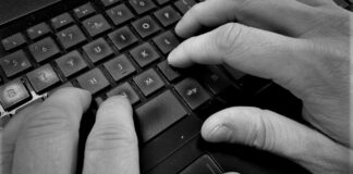 Haker, oszust internetowy, klawiatura