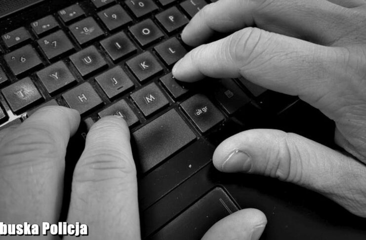 Internetowi oszuści nadal aktywni. W ciągu kilku dni dwie osoby straciły ponad 100 tysięcy złotych Haker, oszust internetowy, klawiatura