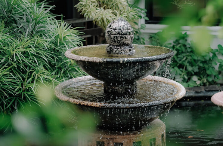 Fontanna ogrodowa – stylowa ozdoba czy zbędny dodatek? Odpowiadamy Fontanna ogrodowa