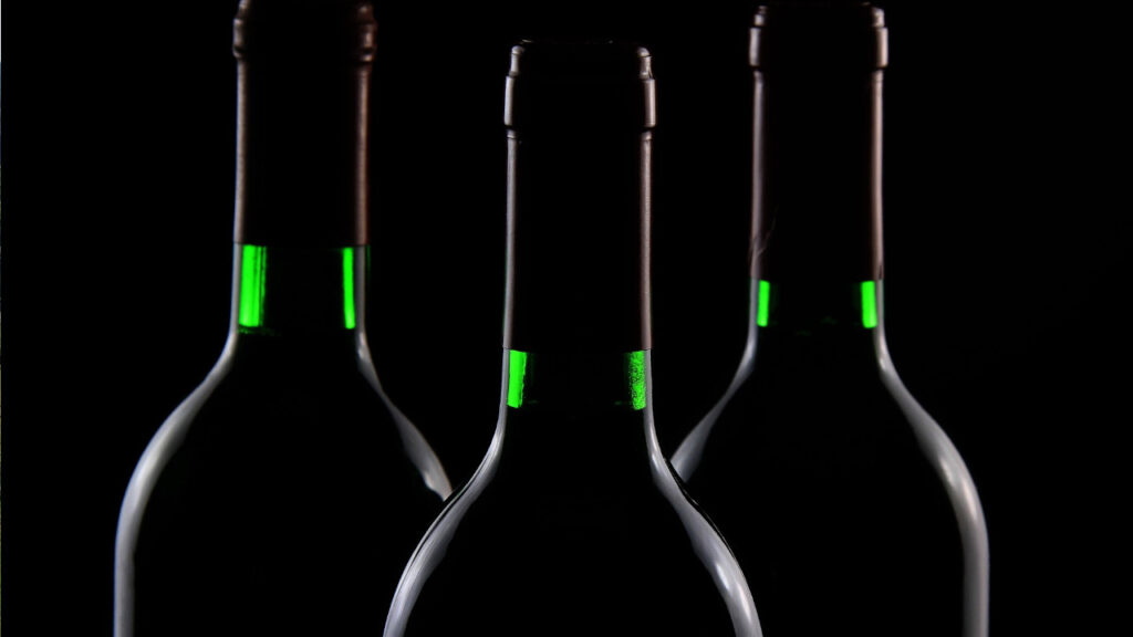 Drewniana skrzynka na wino – poznaj 3 powody, dla których warto podarować w niej prezent!