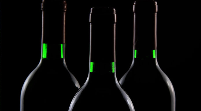 Drewniana skrzynka na wino – poznaj 3 powody, dla których warto podarować w niej prezent! Drewniana skrzynka na wino – poznaj 3 powody, dla których warto podarować w niej prezent!