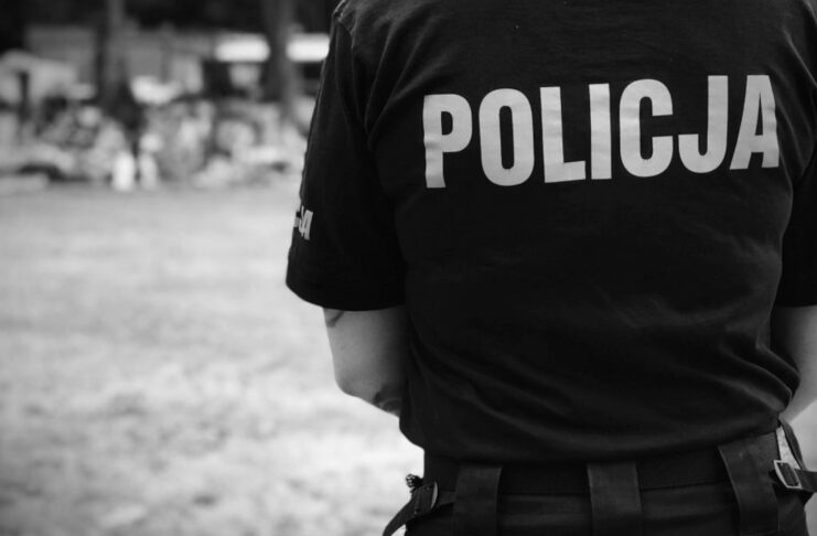 1100 zarzutów za oszustwa w zakładzie pogrzebowym w Słubicach. Dwie osoby z zarzutami za nabijanie kasy na pogrzebach Policjant na cmentarzu