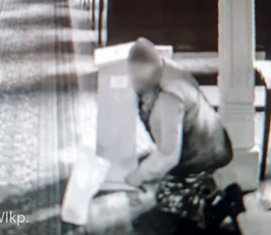 Na klęczkach włamał się do kościelnej skarbonki w Kłodawie. Kryminalni namierzyli kościelnego złodzieja