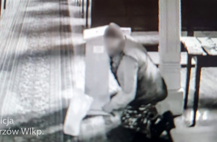 Na klęczkach włamał się do kościelnej skarbonki w Kłodawie. Kryminalni namierzyli kościelnego złodzieja Na klęczkach włamał się do kościelnej skarbonki w Kłodawie. Kryminalni namierzyli kościelnego złodzieja