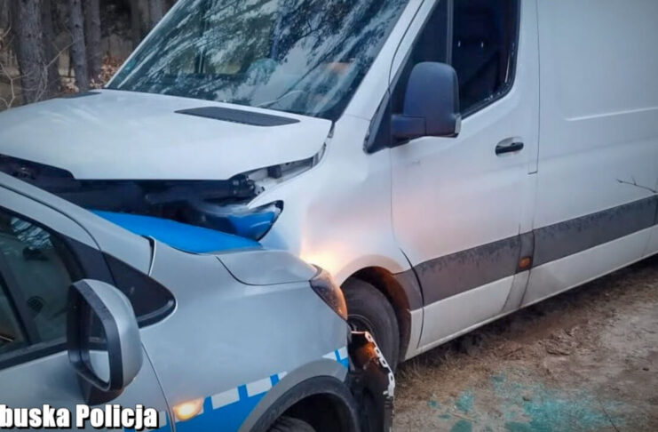 Rozbił busa o radiowóz. Pijany 19-latek zatrzymany przez policję po pościgu