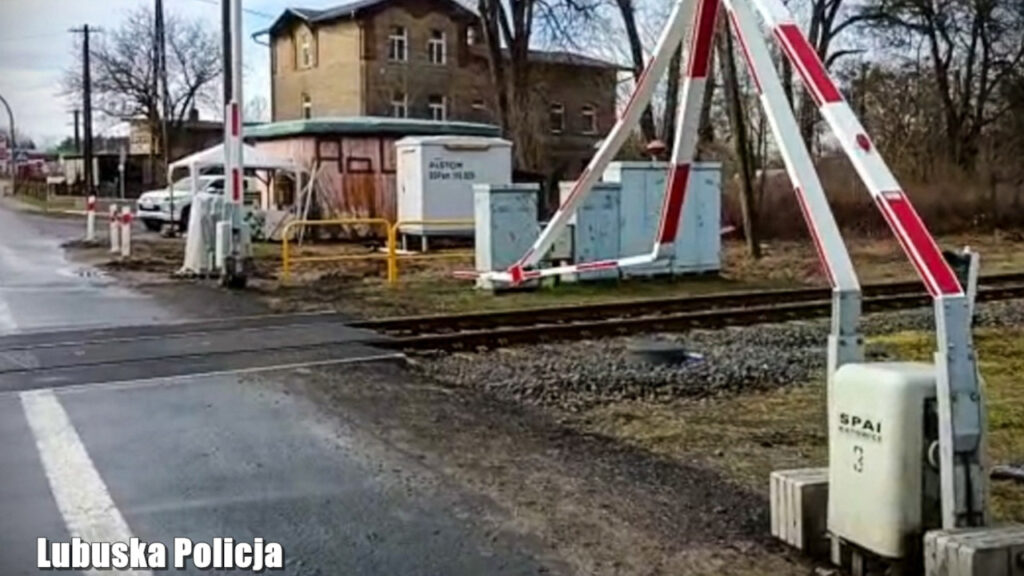 Ciężarówka staranowała rogatki na przejeździe kolejowym w Lutolu Suchym