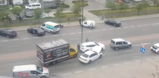 Furgonetka Fundacji Pro - Prawo do Życia zablokowana przez kierowców w Warszawie