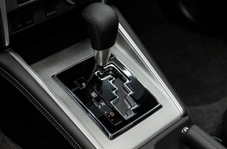 Naprawa przekładni – w jakie części do skrzyni biegów warto zainwestować? Odpowiadamy