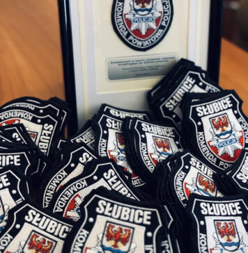 Słubiccy policjanci otrzymali nowe emblematy mundurowe Nowe emblematy mundurowe słubickiej policji