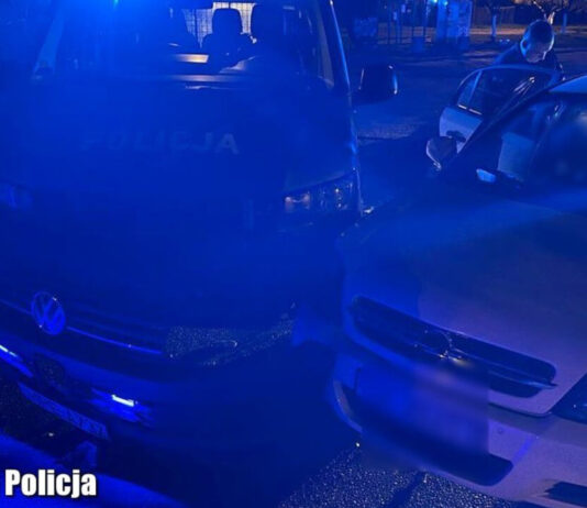 Brzeźno: Pościg za pijanym 46-latkiem, uciekając przed Policją wjechał w radiowóz Pościg w Brzeźnie. Kompletnie pijany kierowca wjechał w radiowóz