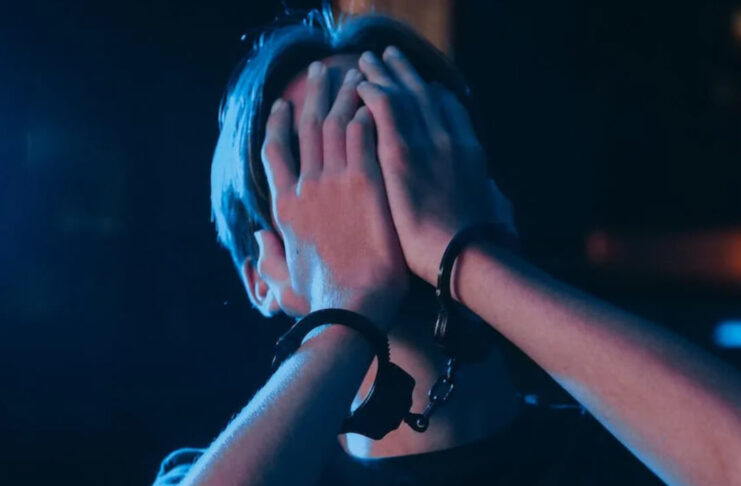 Mężczyzna w kajdankach