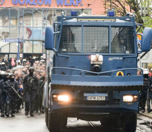 Do Gorzowa przyjechał pociąg specjalny z kibicami. Tak policja zabezpieczała ich przejście przez miasto [zdjęcia]