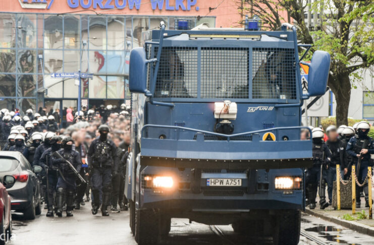 Do Gorzowa przyjechał pociąg specjalny z kibicami. Tak policja zabezpieczała ich przejście przez miasto [zdjęcia]