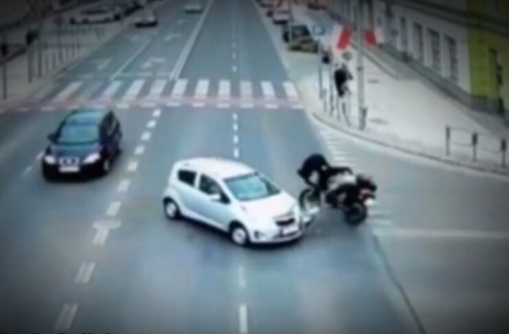 Wypadek motocykla w Zielonej Górze. Policja publikuje nagranie ku przestrodze