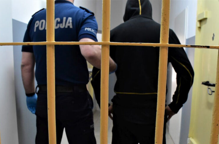 Pościg w Żarach: Kierowca Renault Clio był poszukiwany, miał przy sobie narkotyki Pościg w Żarach: Kierowca Renault Clio był poszukiwany, miał przy sobie narkotyki