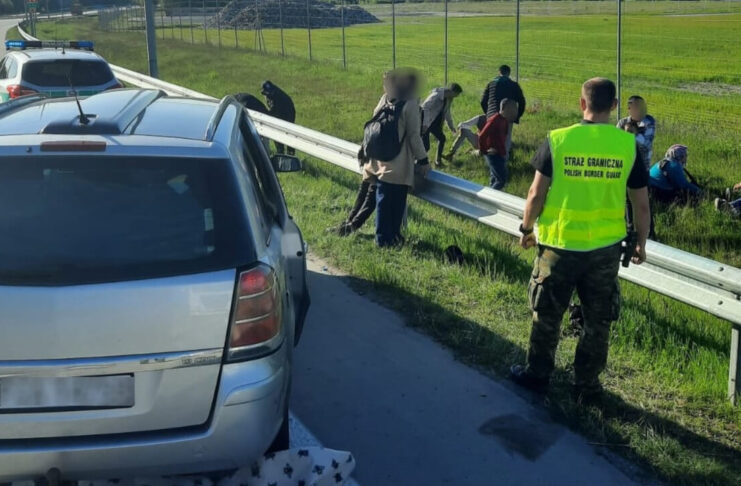 Tuplice: 15 imigrantów w siedmioosobowym aucie. Kierowcy udało się uciec Tuplice: 15 imigrantów w siedmioosobowym aucie. Kierowcy udało się uciec