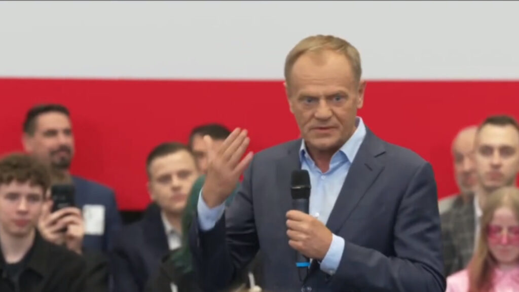 Donald Tusk w Sulechowie spotkał się z mieszkańcami na spotkaniu otwartym. Poseł Mejza przywiózł banner po niemiecku