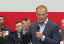 Donald Tusk w Sulechowie spotkał się z mieszkańcami na spotkaniu otwartym. Poseł Mejza przywiózł banner po niemiecku
