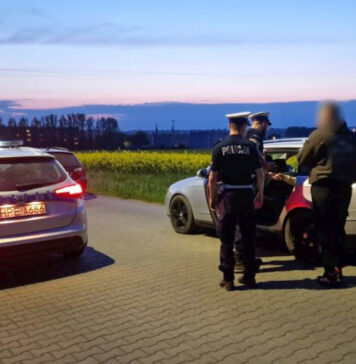 19-latek woził kolegów w bagażniku. Miało być fajnie a skończy się w sądzie 19-latek woził kolegów w bagażniku. Miało być fajnie a skończy się w sądzie
