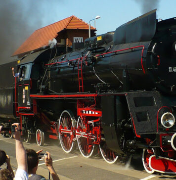 Podróż w czasie dla miłośników kolei – wycieczka pociągiem do Parowozowni Wolsztyn Parada parowozów w Parowozowni Wolsztyn