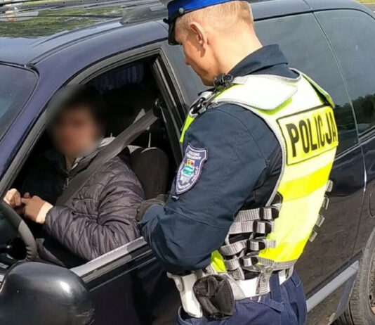 18-latek przewoził w osobówce jedenastu migrantów 18-latek przewoził w osobówce jedenastu migrantów