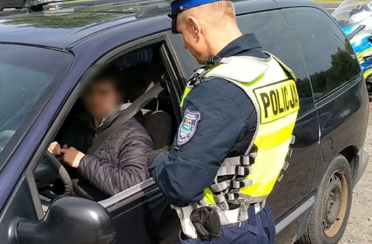 18-latek przewoził w osobówce jedenastu migrantów