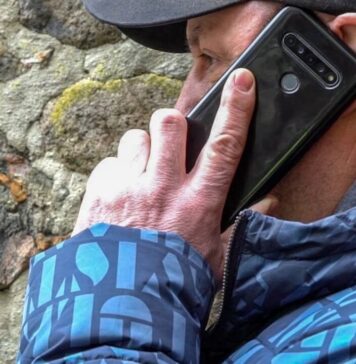 Mężczyzna rozmawiający przez telefon