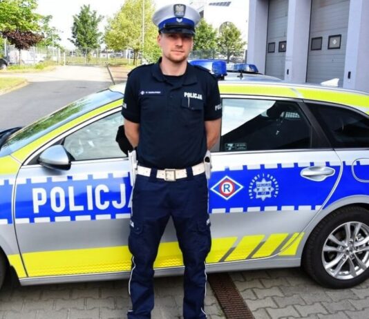Policjant w drodze do pracy zatrzymał auto jadące wężykiem – kierowca był pijany Dzielnicowy z Żagania Michał Wróblewski