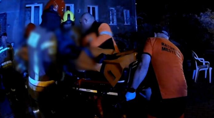 Policjanci wyważyli drzwi do mieszkania, by ratować 80-letnią kobietę