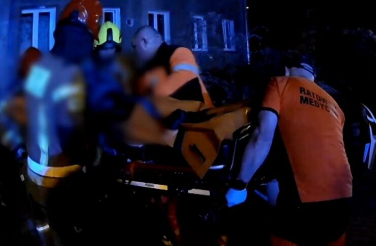 Policjanci wyważyli drzwi do mieszkania, by ratować 80-letnią kobietę