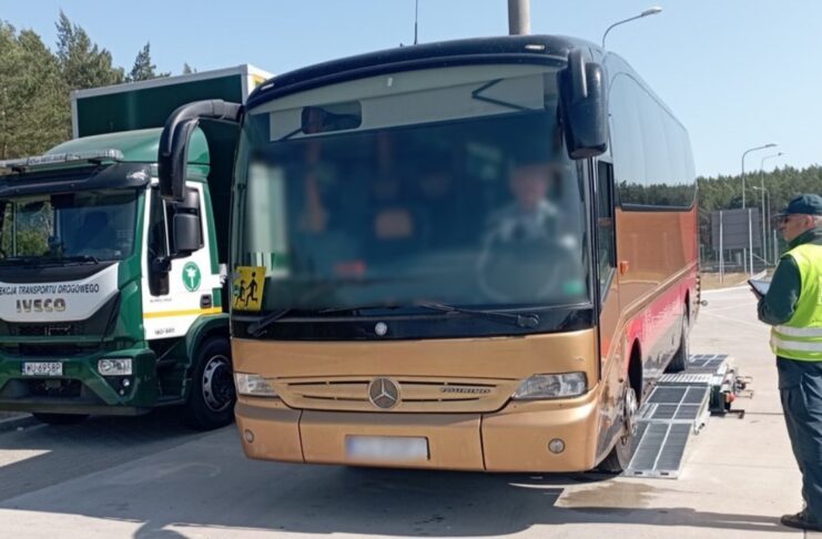 W trakcie kontroli autokaru z dziećmi jadącymi na wycieczkę nastąpił wybuch poduszki zawieszenia W trakcie kontroli autokaru z dziećmi jadącymi na wycieczkę nastąpił wybuch poduszki zawieszenia