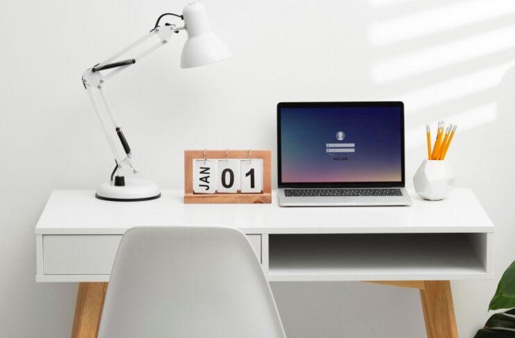 Małe biurka komputerowe – poznaj ich zalety i dowiedz się, jak dobrać odpowiednie