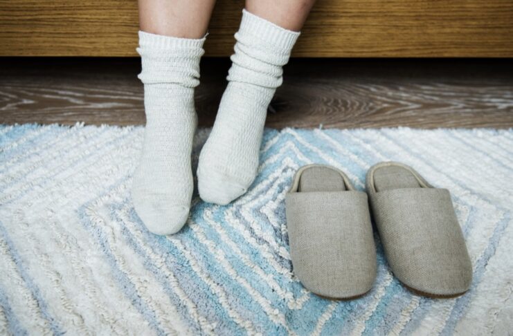 Dlaczego warto zainwestować w wełniane kapcie?