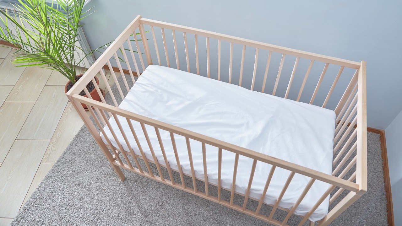 Zobacz, jak wybrać odpowiednie łóżeczko dla niemowlaka