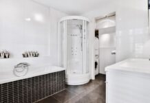 Wolnostojąca kabina prysznicowa – dlaczego warto ją wybrać? Poznaj jej 3 najważniejsze zalety