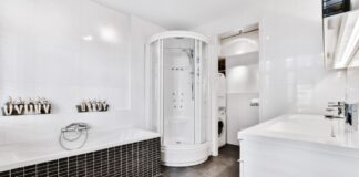 Wolnostojąca kabina prysznicowa – dlaczego warto ją wybrać? Poznaj jej 3 najważniejsze zalety