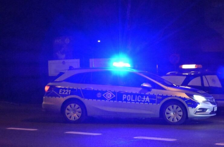 Pijany kierowca potrącił pieszego na przejściu dla pieszych. Miał 3 promile i zakaz prowadzenia pojazdów Policyjny radiowóz