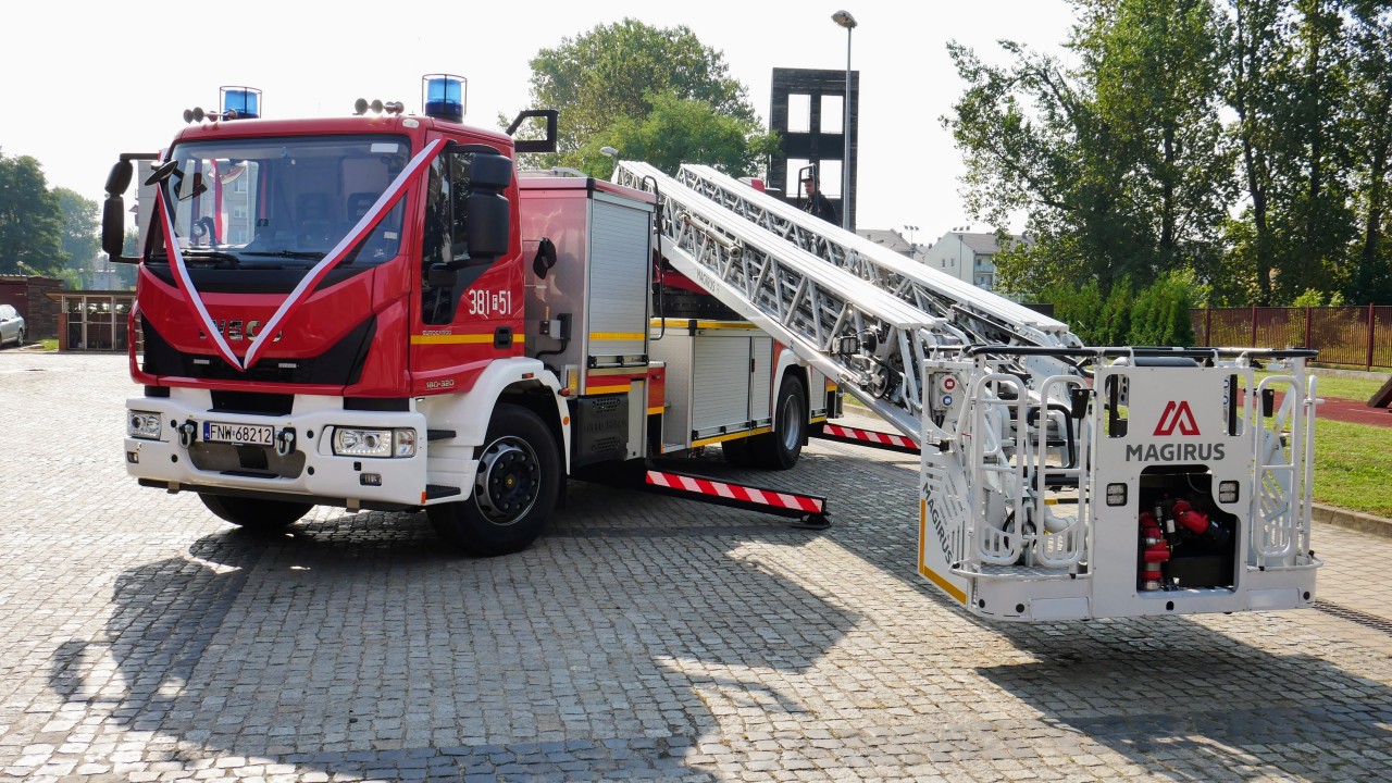Strażacy z Nowej Soli otrzymali potężny pojazd specjalny za ponad 3 mln. złotych. Nowa drabina sięga 41 metrów!