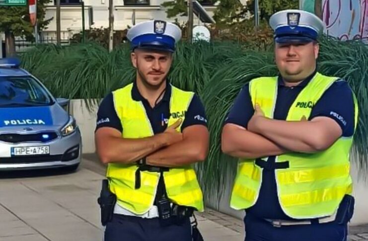 Małżeństwo seniorów zatrzasnęło się w rozgrzanym samochodzie. Interweniowała Policja