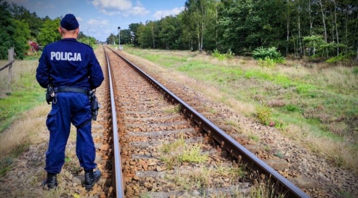 Mężczyzna leżał na torach kolejowych. Chwilę później przejechał pociąg towarowy