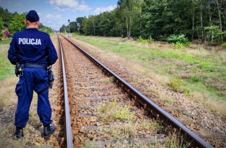 Mężczyzna leżał na torach kolejowych. Chwilę później przejechał pociąg towarowy