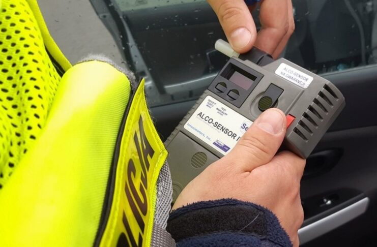 Policjant trzyma alkomat