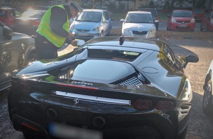 Kierowca Ferrari nie przyjął mandatu za wyprzedzanie na przejściu. Sprawa trafi do sądu