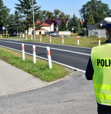 Bobrzany: Jechał setką na ograniczeniu do 40-tki – prawo jazdy stracił od ręki. Jaki mandat i ile punktów karnych? pomiar prędkości, policjant, Bobrzany