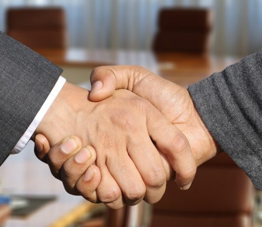 Partnerstwo Lokalnych Pracodawców w powiecie żagańskim Spotkanie, umowa, uścisk dłoni