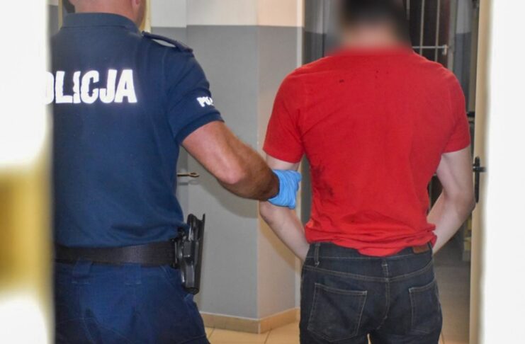 Mężczyzna z bronią sterroryzował kamienicę w Żarach, padły strzały. 30-latek usłyszał 8 zarzutów Mężczyzna z bronią sterroryzował kamienicę w Żarach, padły strzały. 30-latek usłyszał 8 zarzutów