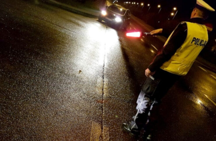 Policjant z lizakiem, kontrola drogowa