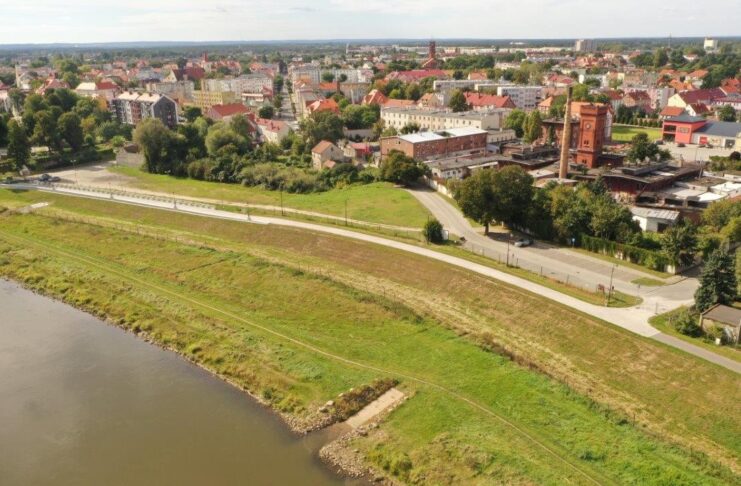 Nowe wały nad Odrą i Czarną Strugą gotowe. Wody Polskie zakończyły rozbudowę infrastruktury przeciwpowodziowej Wał przeciwpowodziowy w Nowej Soli